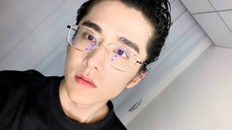 张新成《飞驰人生3》路演即兴秀肌肉，歪头扶肩线条引尖叫